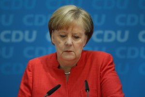 Merkel partisindeki başkanlık görevini bırakacağını açıkladı