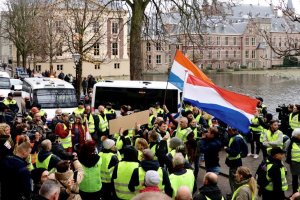 Sarı yelekliler'in protestosu Hollanda'ya sıçradı