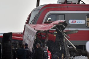 Sırbistan'da tren otobüse çarptı: 5 ölü