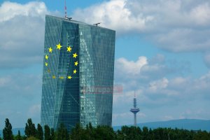 ECB küresel ekonominin yavaşlayacağını öngörüyor 