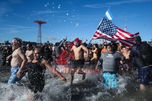 New Yorklular yeni yılı okyanusa girerek karşıladı