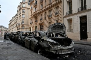 Sarı yelekliler Paris sokaklarında arabaları yaktılar