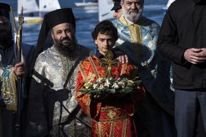 Yunanistan'da denizden haç çıkarma tören