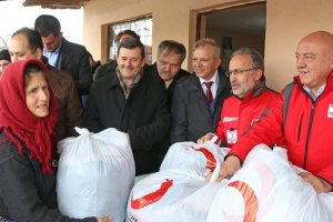 Türk Kızılayından Makedonya'ya giysi yardımı