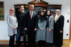 Almanya'daki başarılı 2 Türk öğrenciye ödül