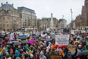 Hollanda'nın başkenti Amsterdam’da protestoya katılım yoğundu
