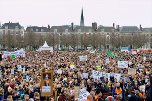 Hollanda'da öğretmenler greve gitti