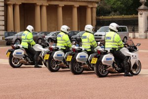 Londra polisi cuma namazında camileri korumaya devam edecek