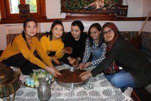 YTB'den uluslararası öğrencilere yöresel tatlar ve Türk müziği
