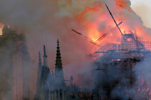 Paris'te Notre Dame Katedrali'nde yangın gittikçe büyüyor