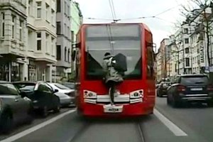 Almanya’da tehlikeli tramvay yolculuğu