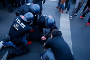 Almanya’daki 1 Mayıs gösterilerinde çok sayıda kişi gözaltına alındı
