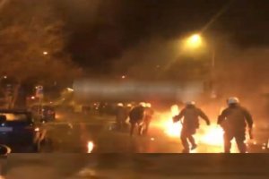 Türk Konsolosluğunu koruyan polislere saldırı