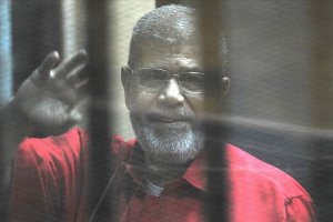 Mahkeme vefatının ardından Mursi'nin duruşmasını erteledi