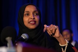 Trump'ın hedef gösteridiği Müslüman Kongre Üyesi Omar'a destek çığ gibi