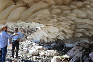 3 bin rakımlı Mereto Dağı'nda kardan mağaraya yoğun ilgi