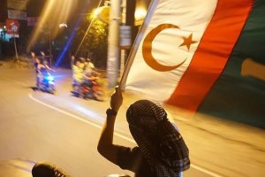 Moro Müslümanlarının yeni bayrağı 'hilal, yıldız ve kılıç' kabul edildi