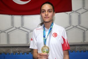 14 yaşındaki Zehra yaz tatilinde başladığı sporda dünya şampiyonu oldu