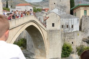 Srebrenitsa kurbanları için Mostar şehrinde anma yürüyüşü