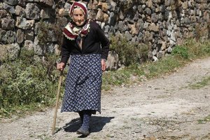 'Asırlık' 103 yaşındaki Döndü nine gençlere taş çıkarıyor
