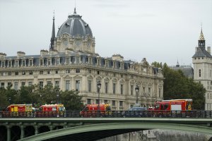 Paris Emniyet Müdürlüğünde bıçaklı saldırı çıktı