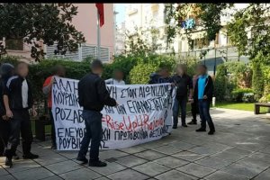 Anarşist bir grup Selanik’te “Atatürk Evi”ne Girdiler