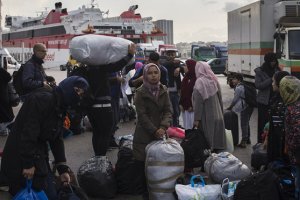 Yunanistan adalardaki düzensiz göçmenleri karaya taşıyor