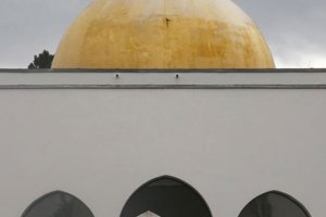 Fransa'da cami duvarına İslam karşıtı yazılar yazıldı