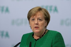 Merkel Afrika ülkelerine daha fazla yatırımın geleceğini söyledi