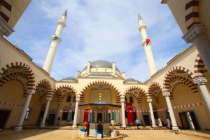 Türkiye'nin Cibuti halkına hediyesi 2. Abdülhamid Han Camii dualarla açıldı