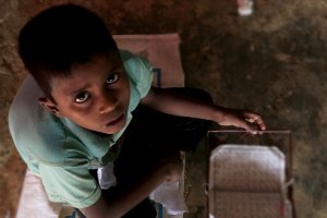Bangladeş Arakanlı Müslüman çocukların eğitime erişimini engelliyor