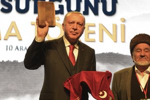 Erdoğan'a kuşaktan kuşağa 350 yıl korunan Kur'an hediyesi