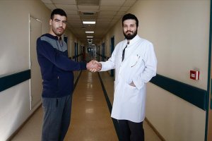 Akdeniz Üniversitesi'nde çift kol nakledilen Yusuf ilk kez doktoruyla tokalaştı