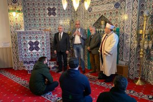 Başkan Hartmann mezarları tahrip edilen Müslümanları ziyaret etti