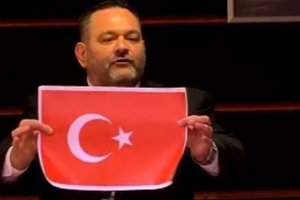 Türk bayrağını yırtan ırkçı Yunan vekile komik ceza 
