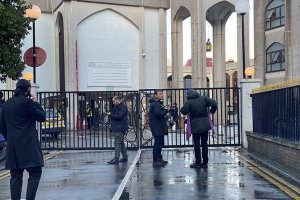 Londra’da camide namaz kılan din görevlisi bıçaklandı