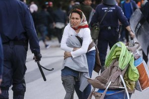 Midilli'de polis ile düzensiz göçmenler arasında gerginlik