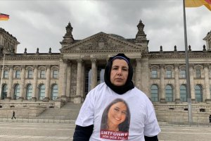 Maide T, kızı Nilüfer'in fotoğrafı bulunan tişört giyerek Federal Meclis önüne geldi