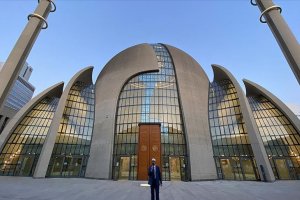 Köln DİTİB Merkez Camii’nde ilk kez açıktan akşam ezanı okundu