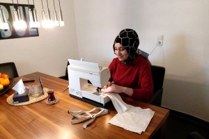 DİTİB kadınlar kolu maske dikip ücretsiz dağıtıyor
