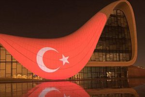 Haydar Aliyev Merkezinin dış cephesine Türk bayrağı yansıtıldı
