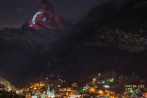 Matterhorn Dağı'nda Türk bayrağı