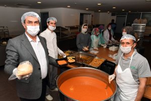 Osmangazi’den ihtiyaç sahipleri için iftarlık sıcak yemek dağıtımı başladı