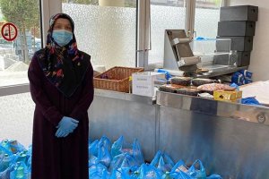 DİTİB camisinde kurulan hayır marketinde ihtiyaç sahiplerine iftar paketi dağıtıyor