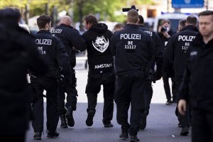 Almanya’da Koronavirüs kısıtlamalarını protesto edenlere polis müdahalede bulundu