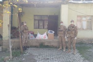 Jandarma Hakkari'de karantinaya alınan köylerdeki vatandaşların ihtiyaçlarını karşılıyor