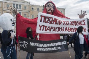 Yunanistan'da sanatçılardan protesto''Maske takıyoruz ama susmuyoruz''