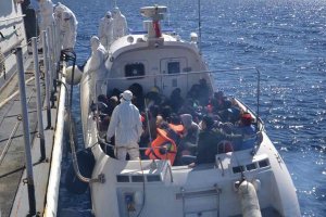 Yunan sığınmacıları denize döktü Türkiye kurtardı