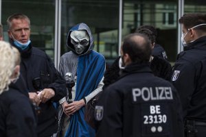 Almanya’da Koronavirüs tedbirleri binlerce kişi tarafından protesto edildi