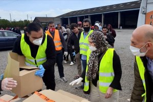 YTB ve UID, Fransa'daki mültecilere yardım kolileri dağıttı